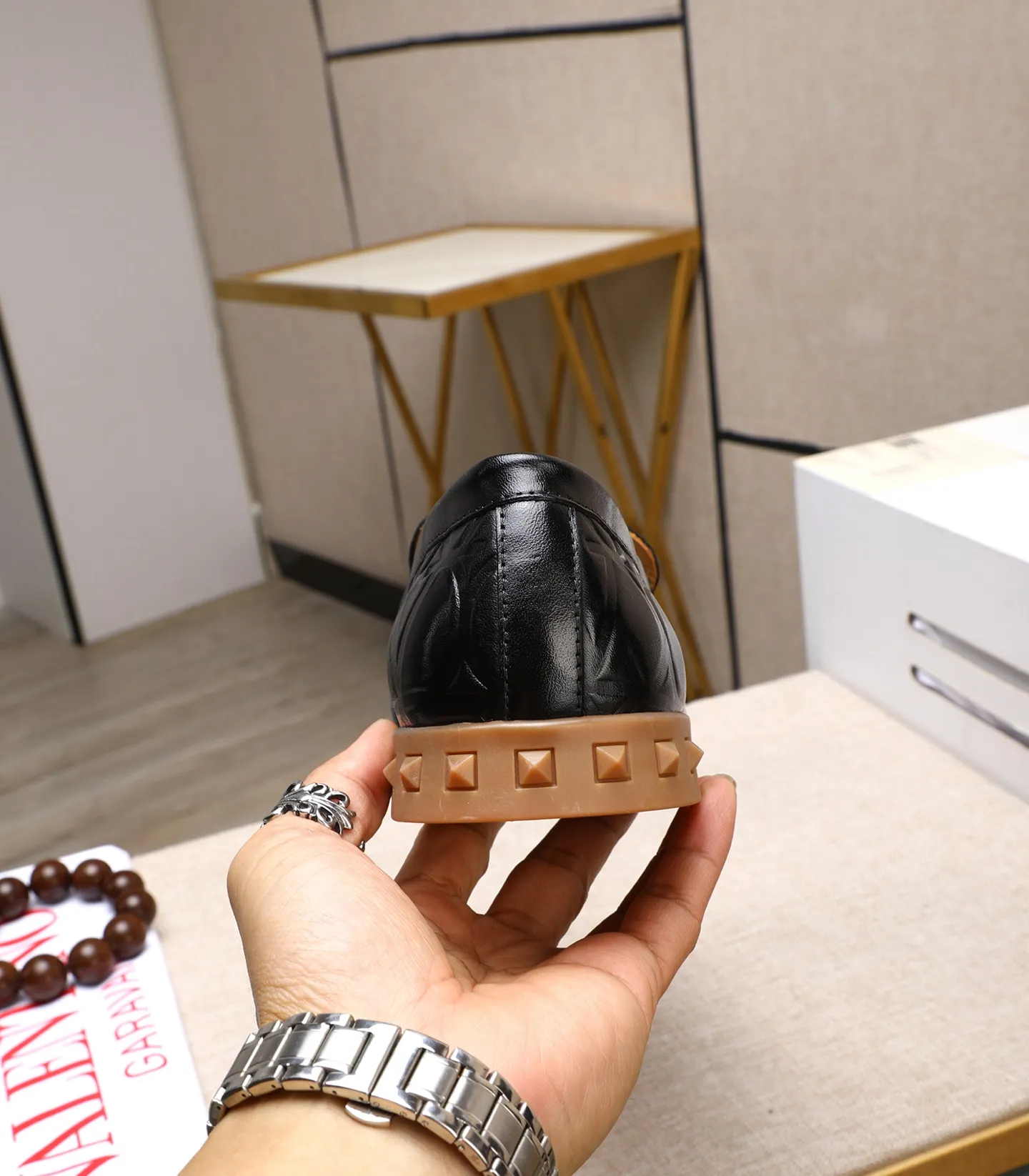 Men's shoes 💰520 [Valentino-Valentino] High-quality boutique men's shoes. The same style as the celebrities, original and authentic.✅ Made of imported cowhide + original apricot cowhide lining. The French luxury model is priced at 14,080 Swiss francs. It is also a Paris Fashion Week catwalk model. A brand can be deeply rooted in your heart, and a pair of shoes can make you linger. What you wear is not only noble, but also an aura. 👻Standard 38-45